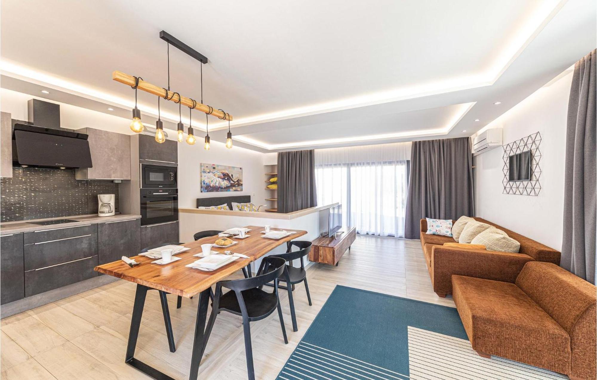 5 Bedroom Cozy Home In Okrug Donji Donji Okrug  Esterno foto