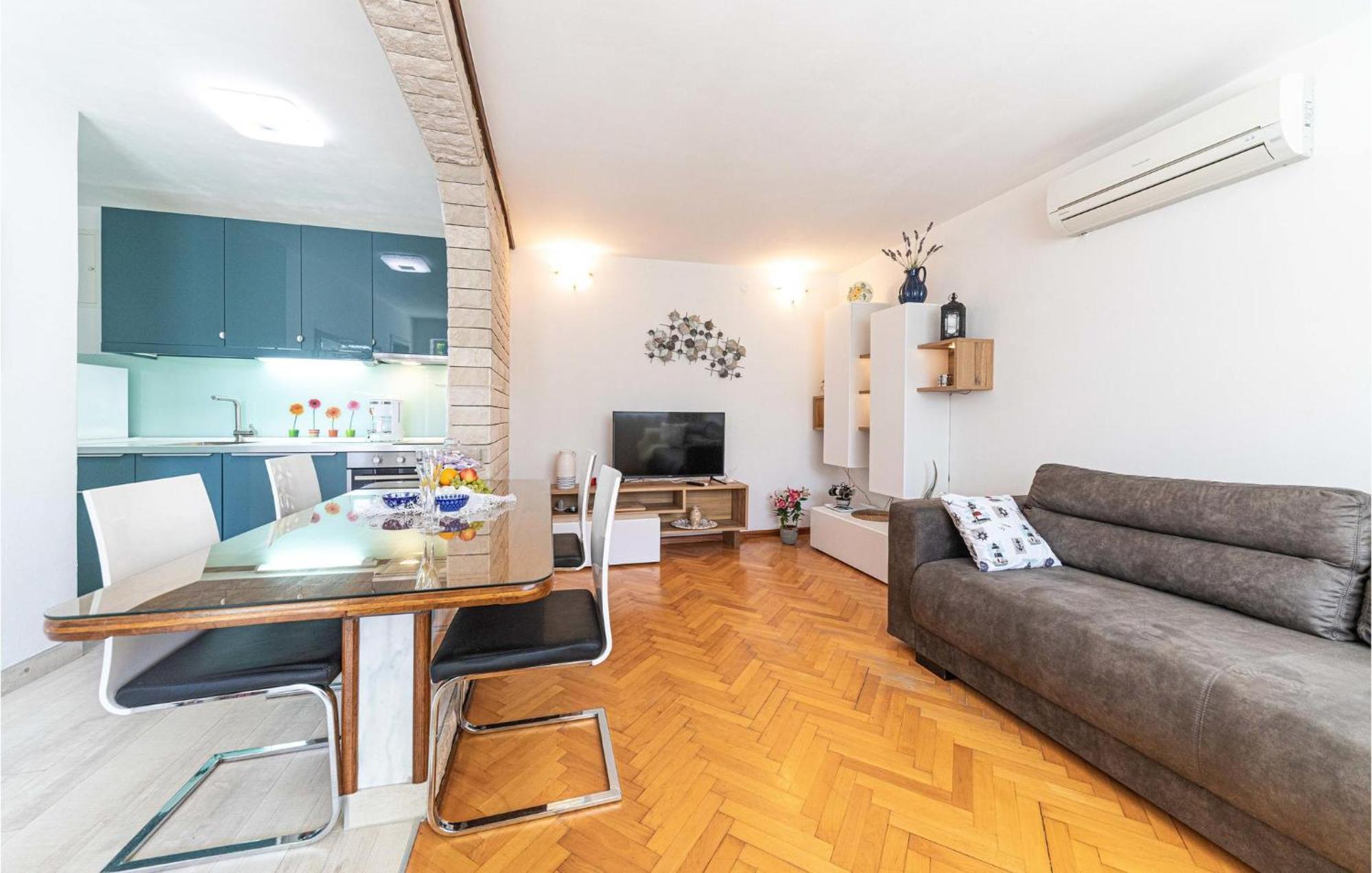 5 Bedroom Cozy Home In Okrug Donji Donji Okrug  Esterno foto