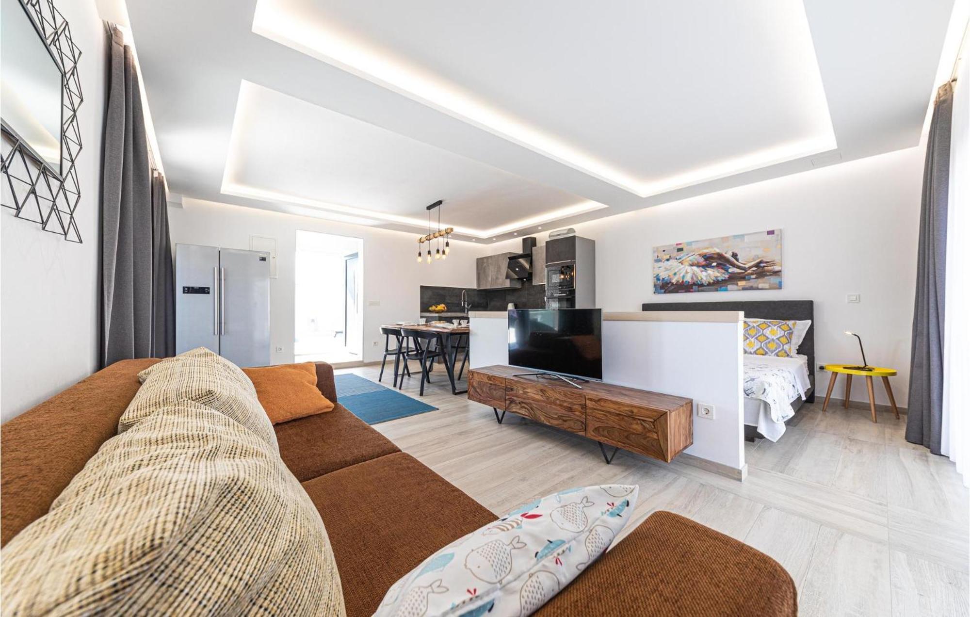 5 Bedroom Cozy Home In Okrug Donji Donji Okrug  Esterno foto
