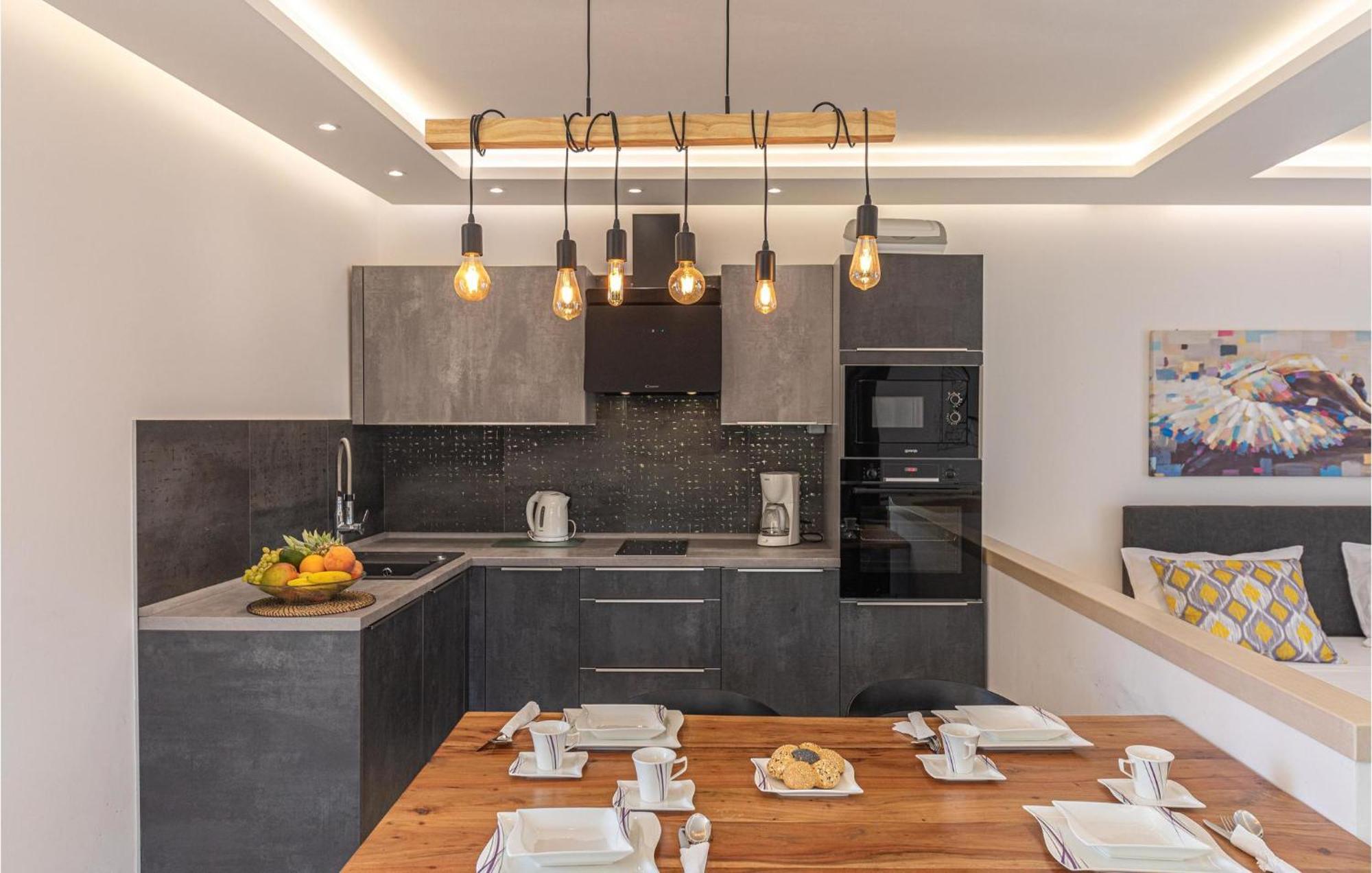 5 Bedroom Cozy Home In Okrug Donji Donji Okrug  Esterno foto