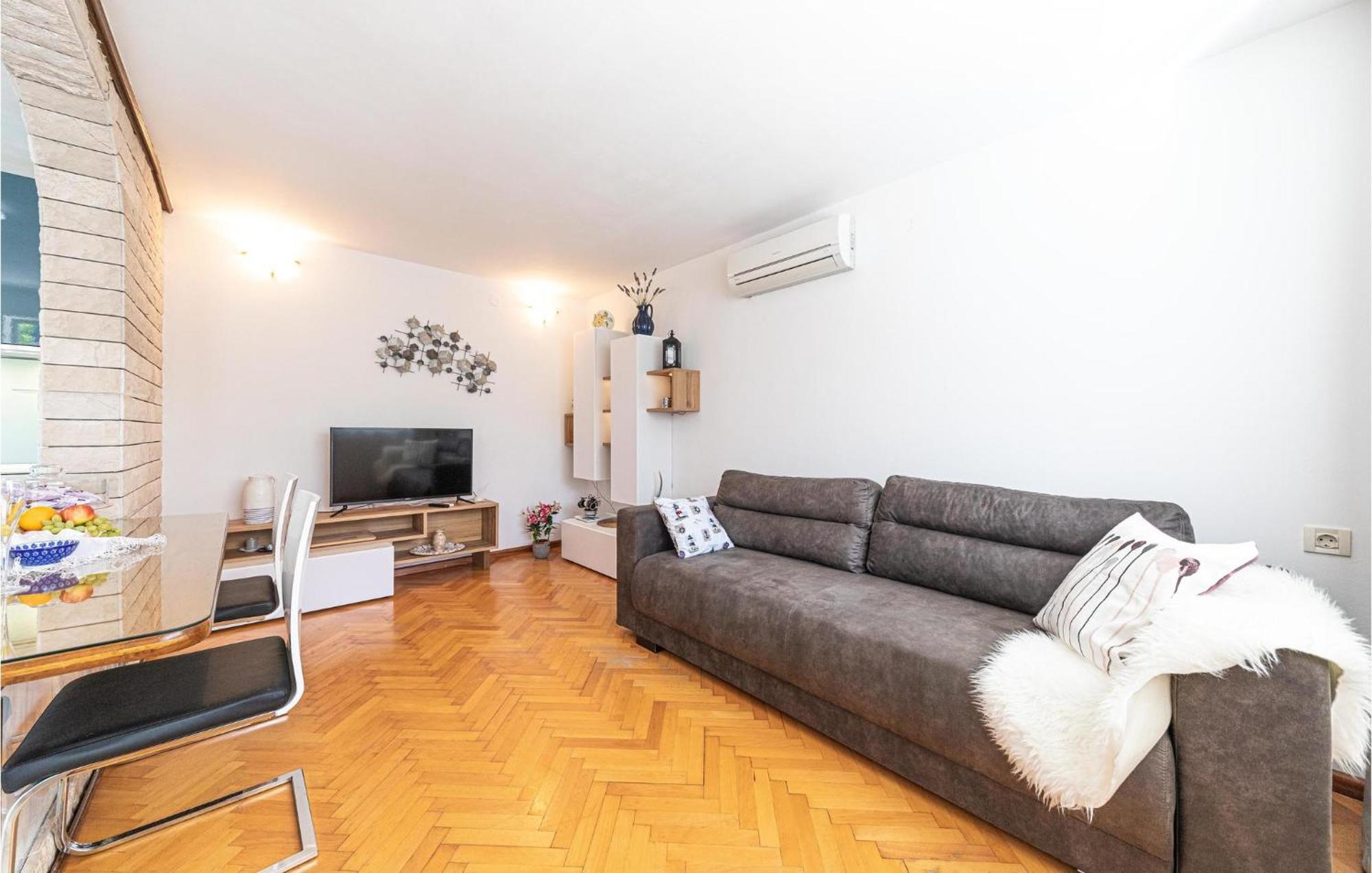 5 Bedroom Cozy Home In Okrug Donji Donji Okrug  Esterno foto