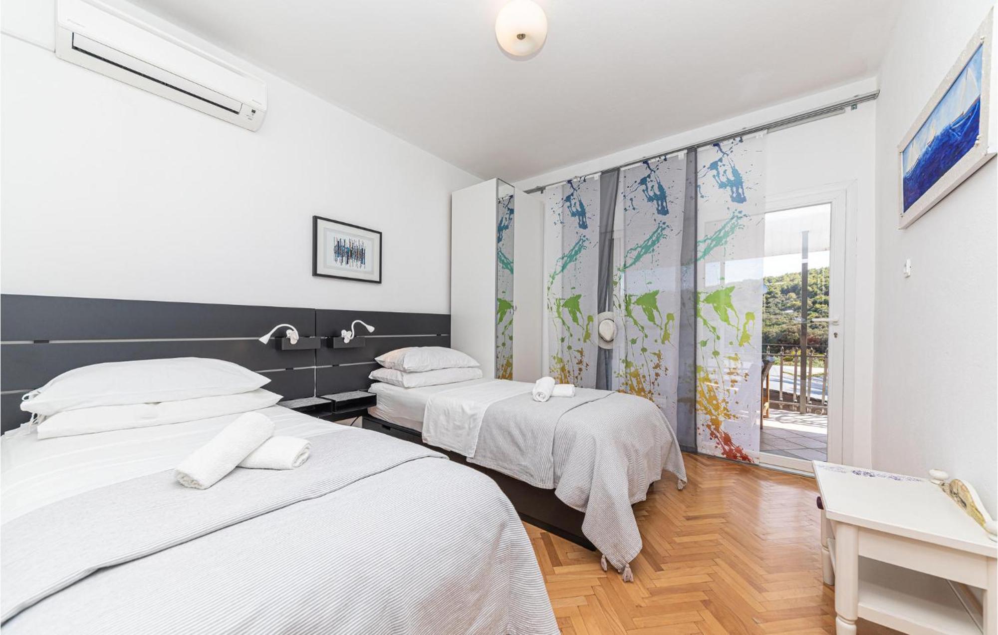 5 Bedroom Cozy Home In Okrug Donji Donji Okrug  Esterno foto