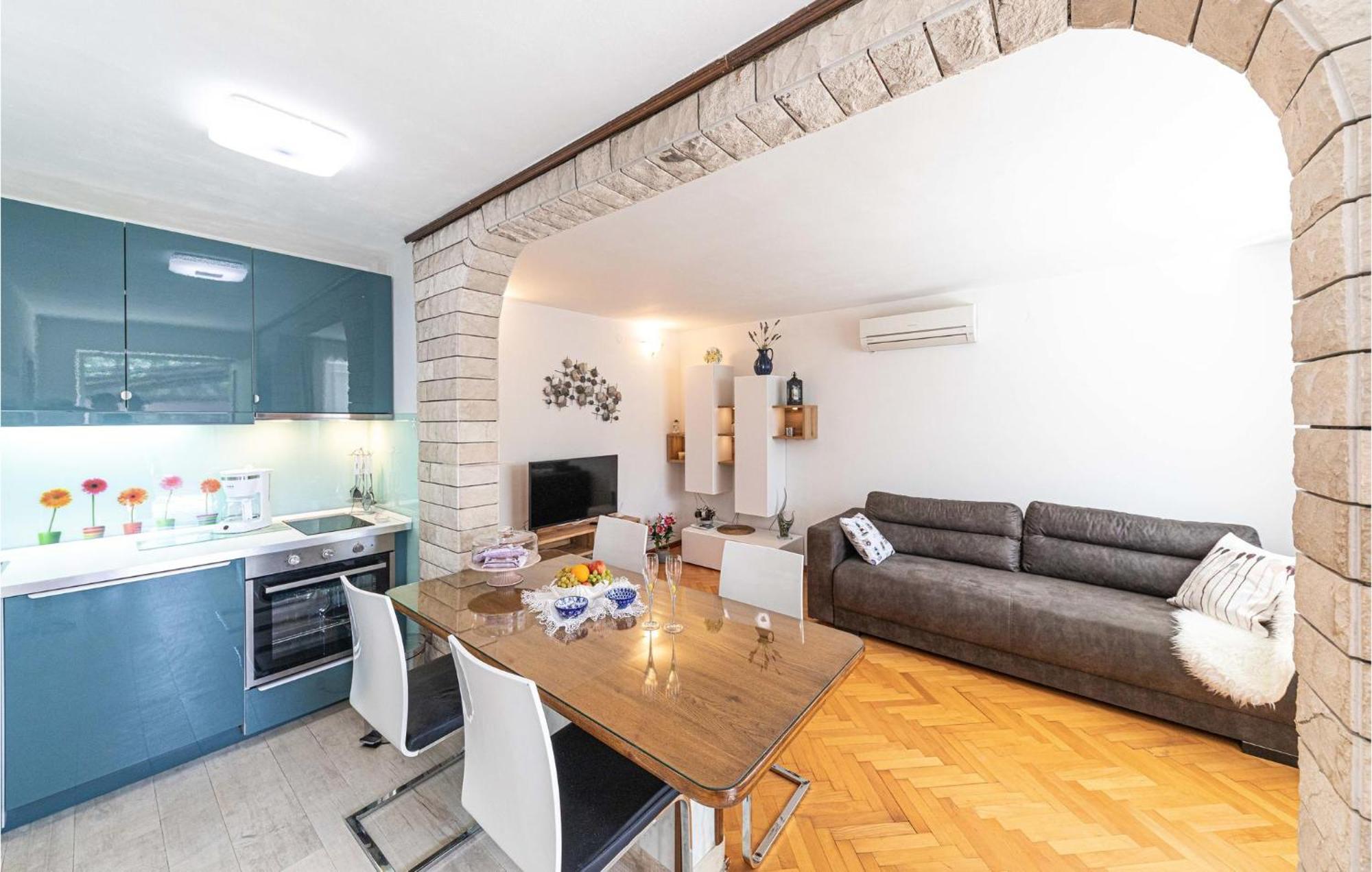 5 Bedroom Cozy Home In Okrug Donji Donji Okrug  Esterno foto